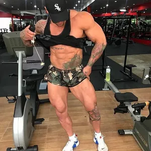 Professionelle Camouflage-Mesh-Laufshorts für Herren in einem modernen Fitnessstudio-Setting