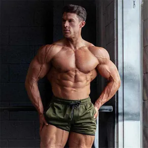 Nahaufnahme von olivgrünen Mesh-Schnelltrocknungs-Sportshorts an einem Modell
