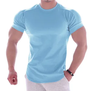 Gros plan du t-shirt de sport bleu clair coupe muscle avec col rond et tissu élastique