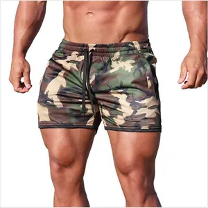 Detailansicht der Camouflage-Mesh-Sportshorts für Herren aus atmungsaktivem Stoff