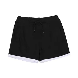Detailansicht der schwarzen schnell trocknenden Sporthose mit weißer Paspelierung