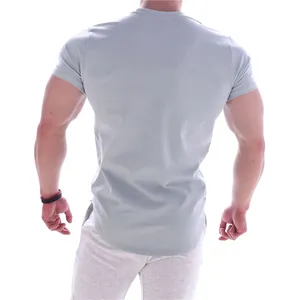 Vue arrière d'un t-shirt de sport gris clair moulant montrant les muscles du dos