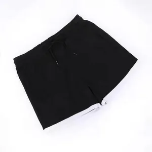 Detailansicht der schwarzen Herren-Sportshorts mit weißem Besatz und Kordelzug am Bund
