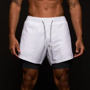 Detalle de pantalones cortos deportivos de doble capa para hombre en modelo para fitness