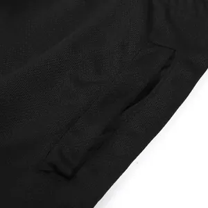 Nahaufnahme des atmungsaktiven schwarzen Mesh-Gewebes und der Taschendetails an Sporthosen
