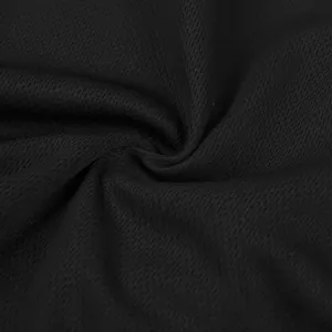 Detailansicht der atmungsaktiven schwarzen Mesh-Struktur für schnelltrocknende Sportshorts.
