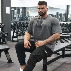 Gedetailleerd overzicht van het oversized grijze katoenen fitness t-shirt voor heren
