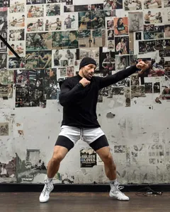 Vista detallada de pantalones cortos deportivos de doble capa blancos y negros para hombre