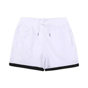Nahaufnahme weiße Mesh-Sportshorts mit schwarzem Saum und verstellbarem Kordelzug.