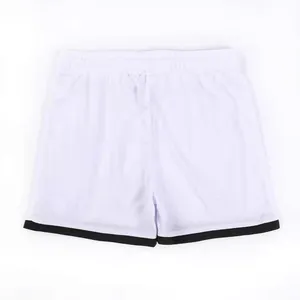 Detailansicht der atmungsaktiven weißen Mesh-Sportshorts mit schwarzem Saum-Akzent.