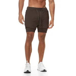 Detalle de los pantalones cortos de running marrones de doble capa para hombre