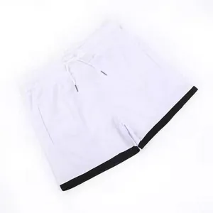 Detailaufnahme weißer Mesh-Schnelltrocknungs-Sportshorts mit schwarzem Saum und Kordelzug