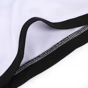 Hochwertige Nahaufnahme der Nähte auf weißem Mesh-Gewebe von Schnelltrocknungs-Sportshorts.