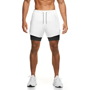 Vista de detalle de los pantalones cortos deportivos de doble capa para hombre para correr