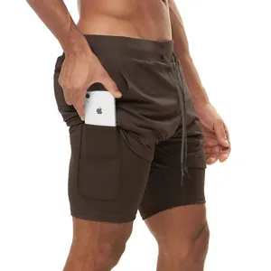 Detalle del bolsillo interior para móvil en estos pantalones cortos de running 2 en 1 marrones