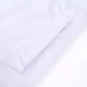 Nahaufnahme des weißen Mesh-Gewebes zeigt die atmungsaktive Textur der Sport-Shorts.