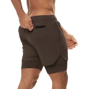 Primer plano del bolsillo trasero con cremallera en pantalones cortos deportivos 2 en 1 para hombre.