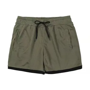Detailansicht der olivgrünen Sportshorts aus Mesh-Gewebe mit schwarzem Kordelzug