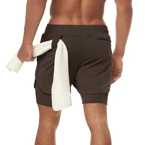 Detalle de los pantalones cortos deportivos de doble capa con lazo para toalla