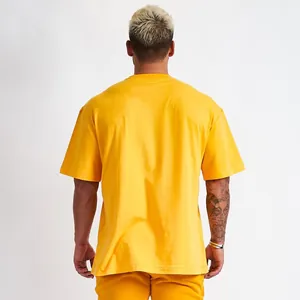 Achteraanzicht van een oversized geel fitness t-shirt op gespierd model