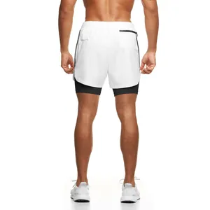 Vista trasera de pantalones cortos de running blancos de doble capa con bolsillo.