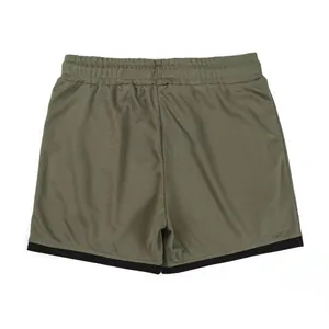 Rückansicht einer olivgrünen, schnelltrocknenden Netz-Sportshorts mit schwarzem Saum.