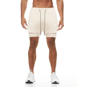 Vista completa de los pantalones cortos deportivos de doble capa crema para hombre para correr