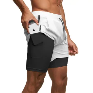 Detalle de pantalones cortos deportivos 2 en 1 para hombre con bolsillo interno