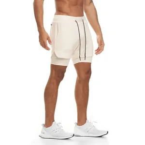 Vista lateral que muestra el diseño transpirable de pantalones cortos beige men