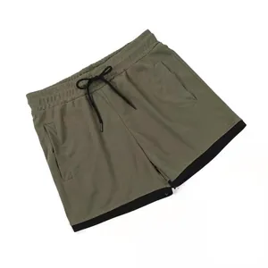 Detailansicht der olivgrünen, schnelltrocknenden Mesh-Sportshorts mit schwarzem Saum