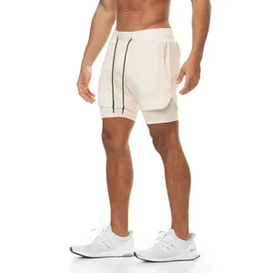 Vista lateral detallada de los pantalones cortos deportivos de doble capa crema.