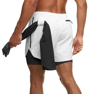 Vista posterior de pantalones cortos de running de doble capa para hombre con lazo de toalla