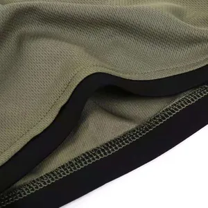 Makroaufnahme der olivgrünen Mesh-Stofftextur und der verstärkten Nähte an Herren-Shorts