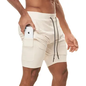 Detalle de pantalones cortos de running beige para hombre con bolsillo para el móvil