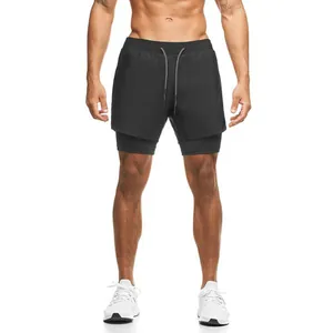 Detalle frontal de pantalones cortos deportivos de doble capa transpirables para hombre