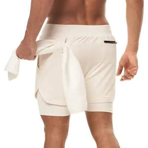 Vista posterior del pantalón corto deportivo beige de doble capa con lazo para toalla y bolsillo.