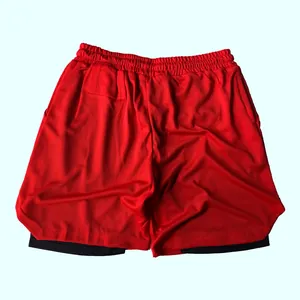 Détail du short de course 2 en 1 rouge avec maille respirante et doublure noire interne.