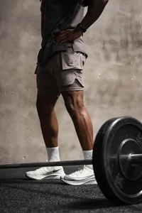 Vista detallada de los pantalones cortos de fitness deportivo de doble capa para hombre