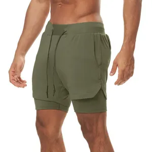 Detalle de pantalones cortos de running de doble capa para hombre en verde oliva, malla