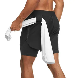 Detalle de pantalones cortos de running de doble capa para hombre con lazo para toalla