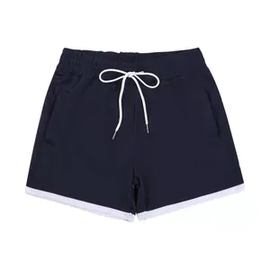 Detailansicht der dunkelblauen Herren-Sportshorts mit weißem Kordelzug und Saum.