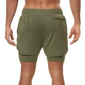 Vista trasera de pantalones cortos deportivos de doble capa verde oliva con bolsillo con cremallera