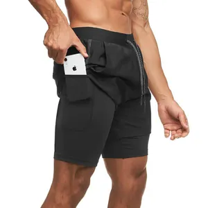 Detalle de los pantalones cortos negros de running de doble capa con bolsillo para móvil