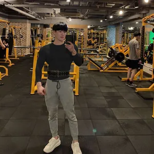 Schwarzes schnelltrocknendes Kompressions-Langarmshirt für Herren beim Fitnesstraining