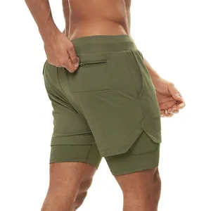 Detalle de los pantalones cortos de running 2 en 1 verde oliva con bolsillo trasero