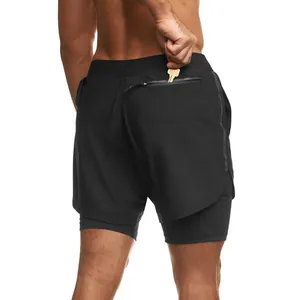 Detalle de los pantalones cortos de running de doble capa negros con bolsillo trasero