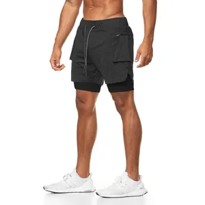 Vista detallada de pantalones cortos deportivos 2 en 1 para hombre con cremallera