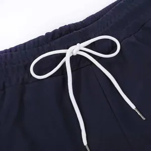 Detailansicht des Bundes einer dunkelblauen schnelltrocknenden Mesh-Sporthose für Herren