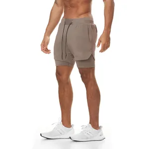 Modelo con pantalones cortos de deporte transpirables de doble capa para hombre