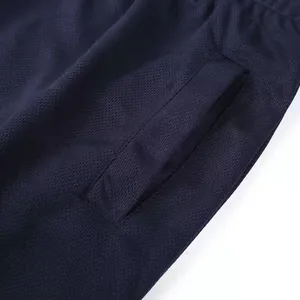 Nahaufnahme des Taschendetails und des Mesh-Gewebes an blauen Herren-Laufshorts.